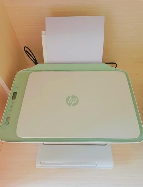 玫瑰金无线鼠标在办公桌上