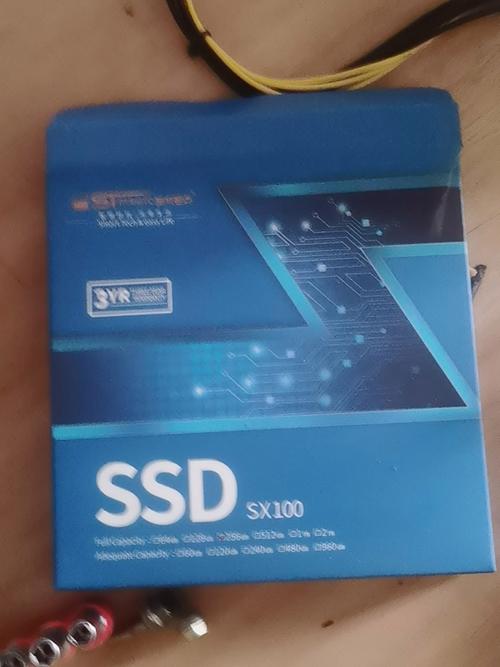 电脑硬件内部安装场景