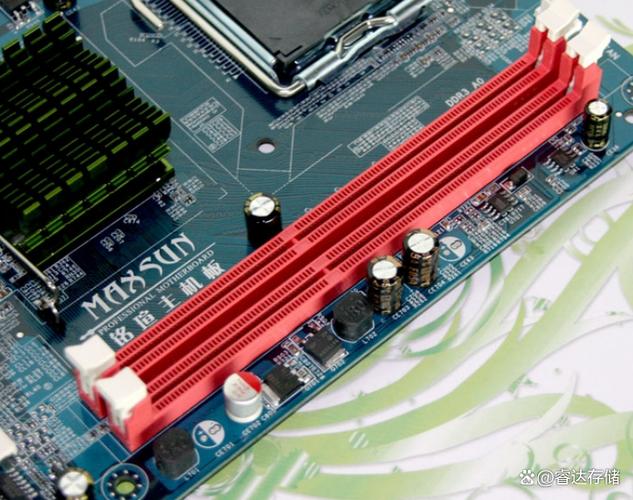 电脑装机过程，展示内存安装