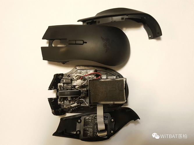 雷蛇那伽梵蛇无极版鼠标侧面展示，突出拇指网格按键