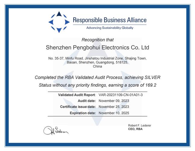 消费者在电脑前使用显示器