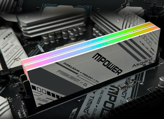 内存模块特写，展示电路和芯片