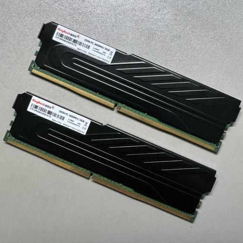 内存条规格标签特写，显示频率和容量信息