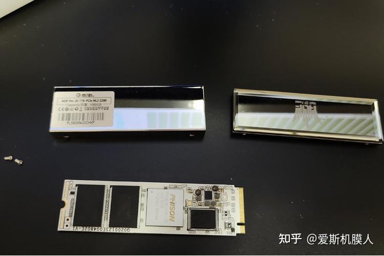 白色PCB和散热马甲特写