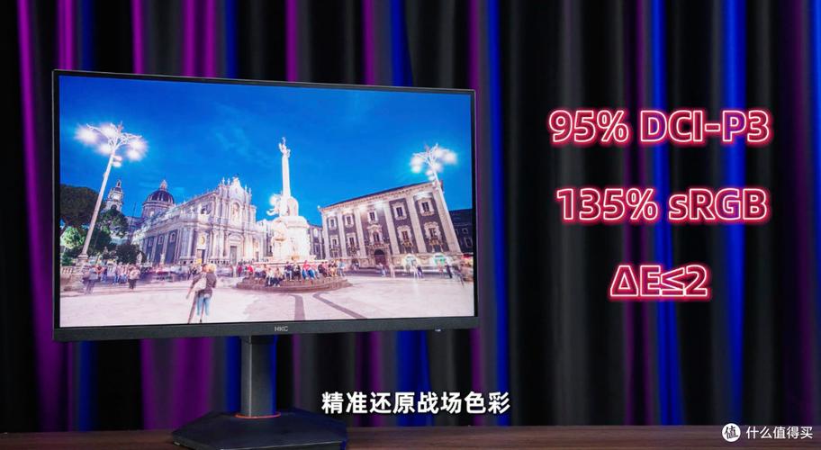 消费者在电脑前选择显示器