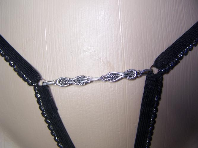 2.5英寸硬盘与SATA接口特写