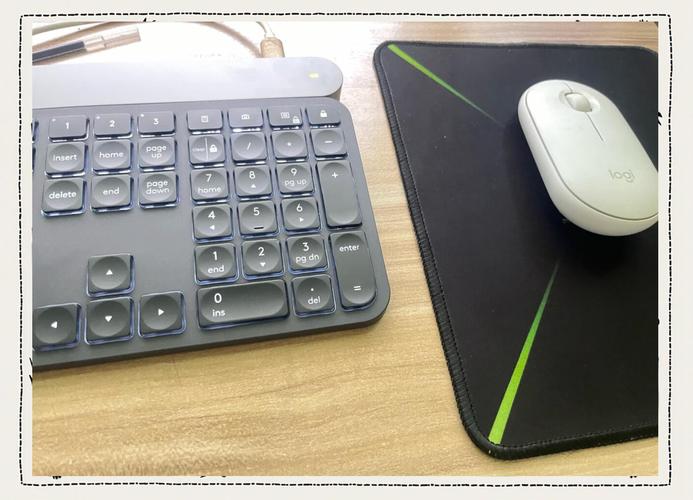 用户打字场景，展示键盘在实际办公中的使用