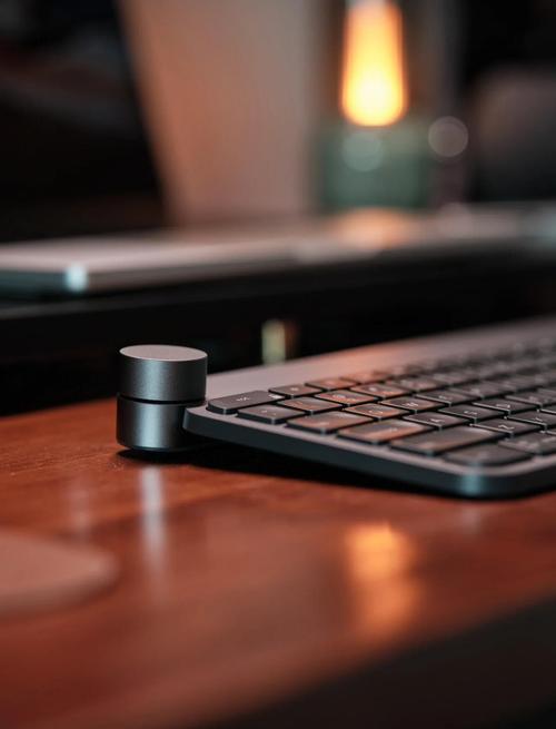 键盘充电场景，展示USB Type-C接口和充电线