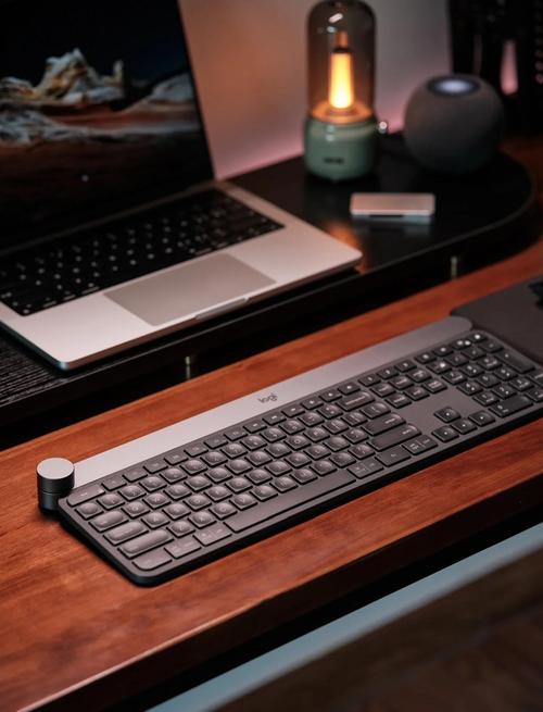 购买决策场景，展示键盘在电商平台或商店中