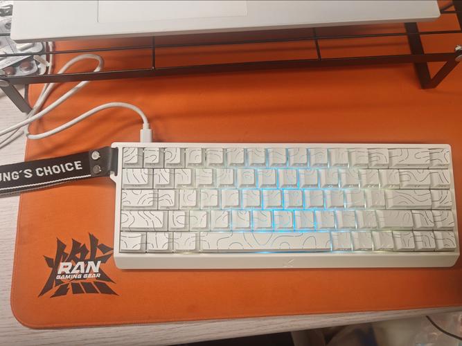 白色机械键盘设计