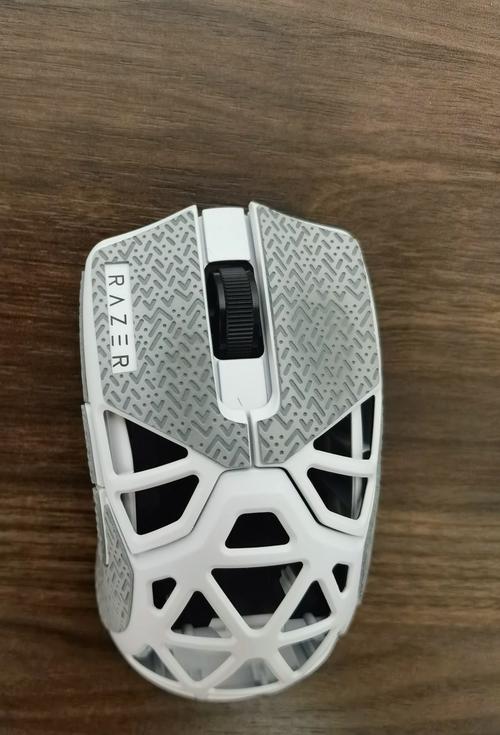 黑色无线鼠标放在办公桌上