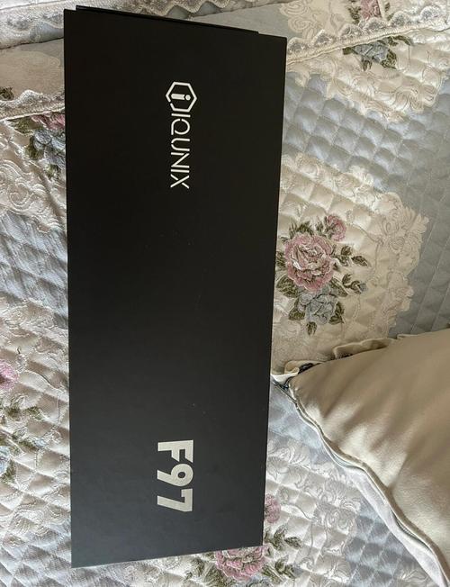 办公码字场景，键盘搭配腕托，显示舒适输入体验