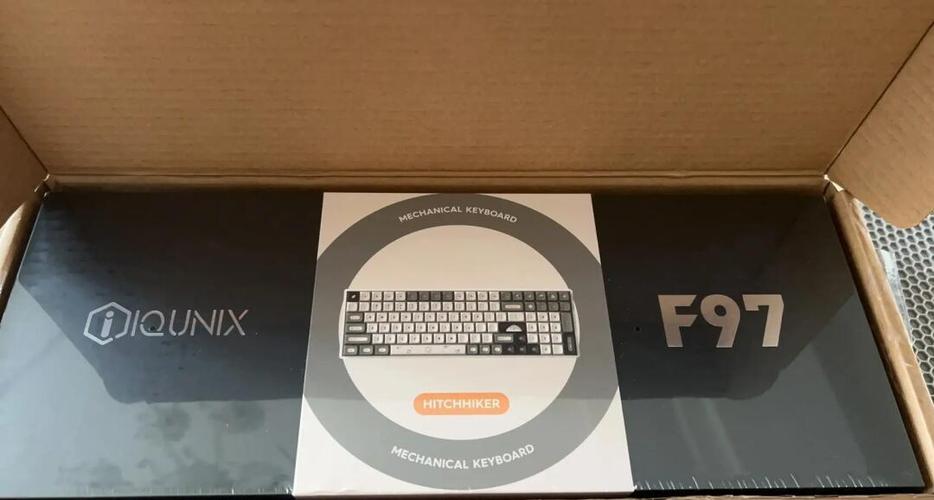 游戏场景下的键盘使用，展示快速操作和背光效果