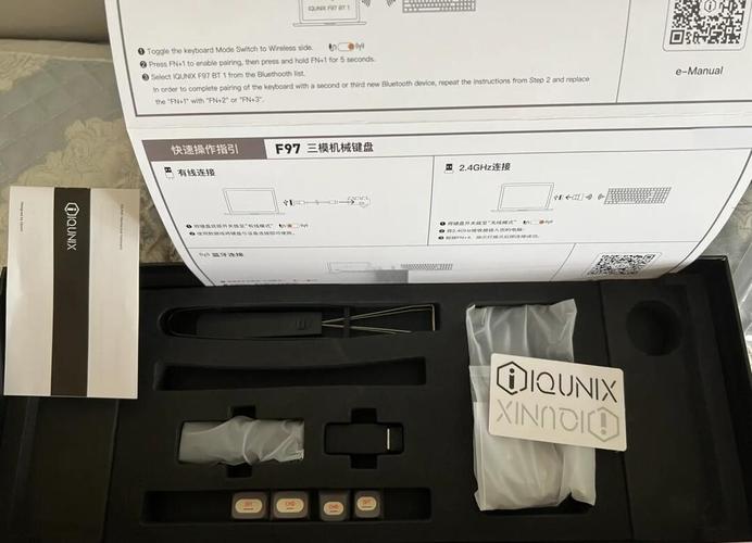 桌面设置示意图，显示键盘在办公环境中的适用性