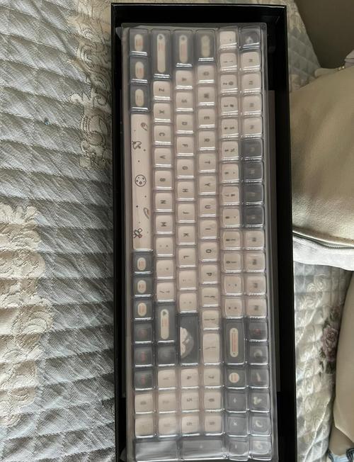 购物决策场景，展示键盘与其他产品的对比