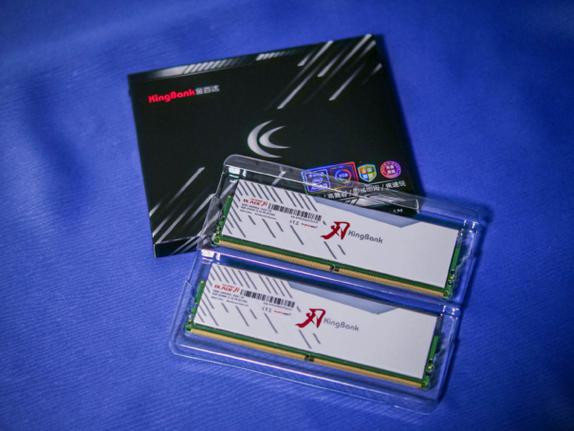 白色内存条安装在主板上，展示RGB灯效