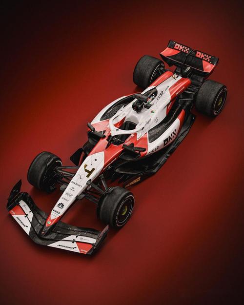 黑色无线鼠标放在办公桌上