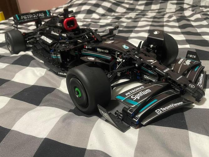 鼠标在办公桌上移动使用