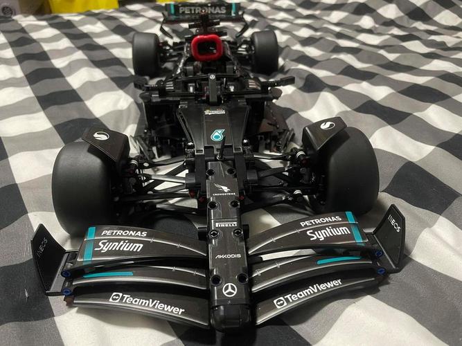 手部握持鼠标操作电脑