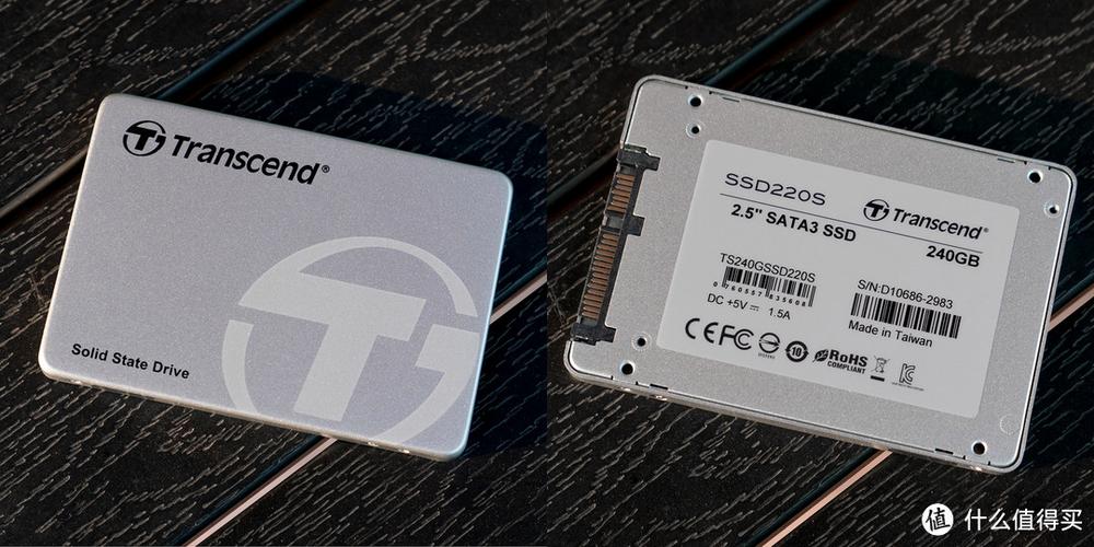 固态硬盘外观展示，金属外壳和接口细节