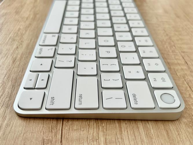 苹果妙控键盘与iPad Pro组合展示