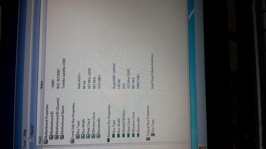 购物场景，展示电子产品选择