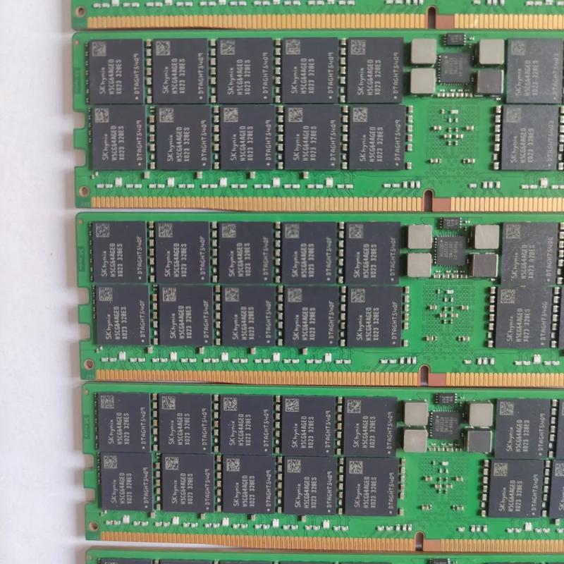 电脑主板插槽细节，展示内存安装位置