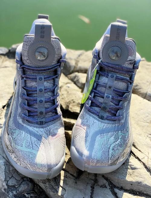 黑色电竞显示器外观