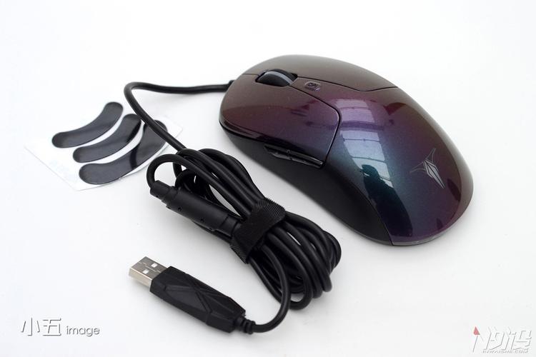 电竞鼠标特写，展示细节和按键