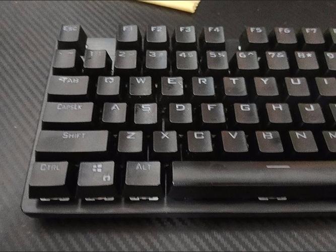 键盘USB连接和线材特写