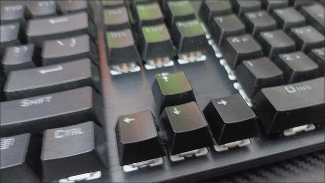 键盘在办公桌面的使用场景