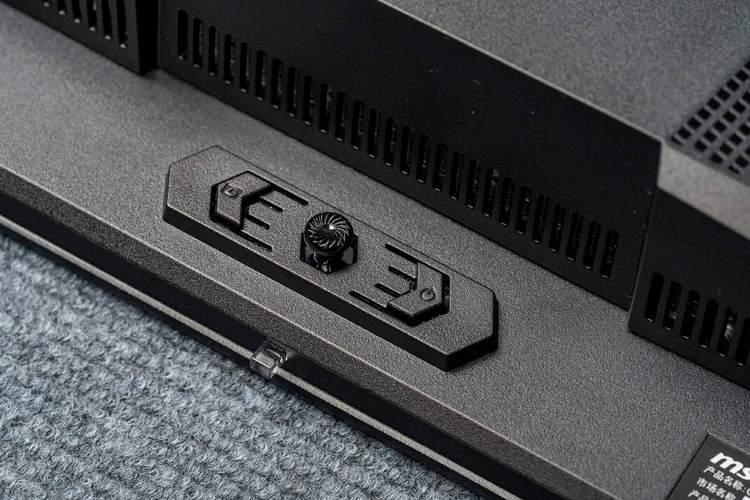 多台显示器并排展示规格对比