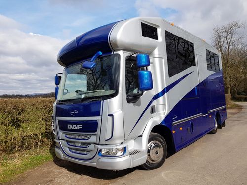 办公桌上鼠标使用场景