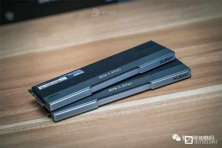 桌面上的内存条与主板插槽