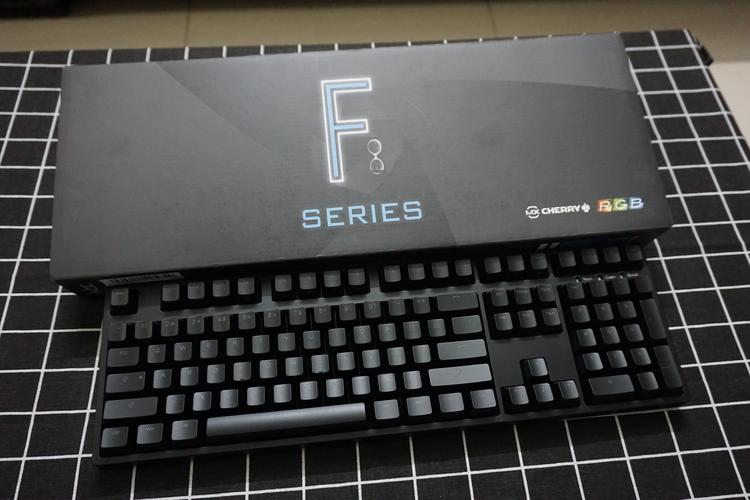 键盘包装和附件，显示购买完整性