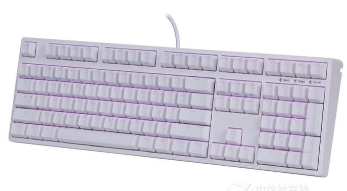 机械键盘在桌面上展示，适合购买决策场景