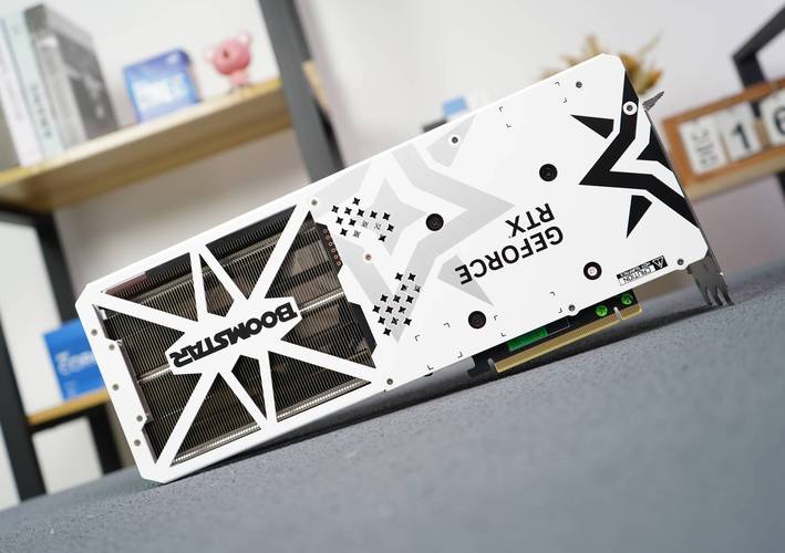 白色显卡外观展示