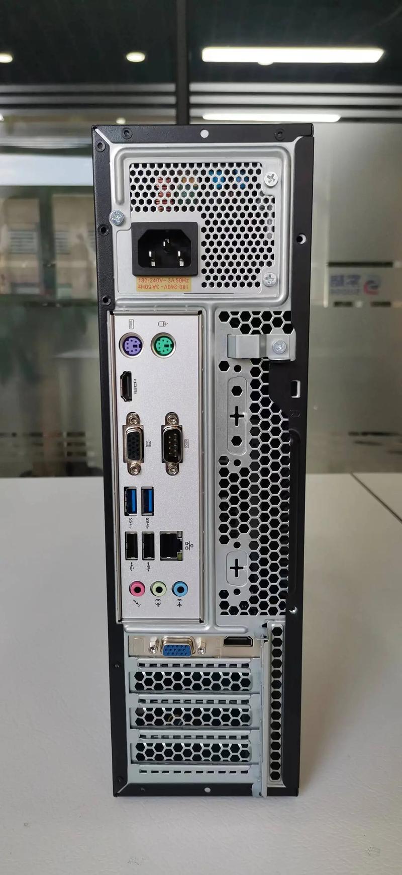 人手在键盘上打字，展示使用场景和手感