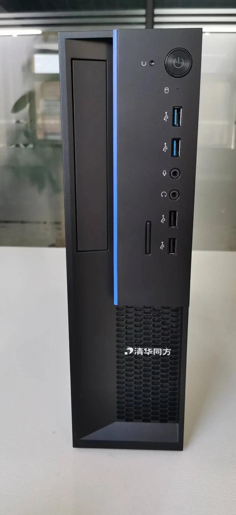 键盘背光灯效特写，显示RGB灯光模式