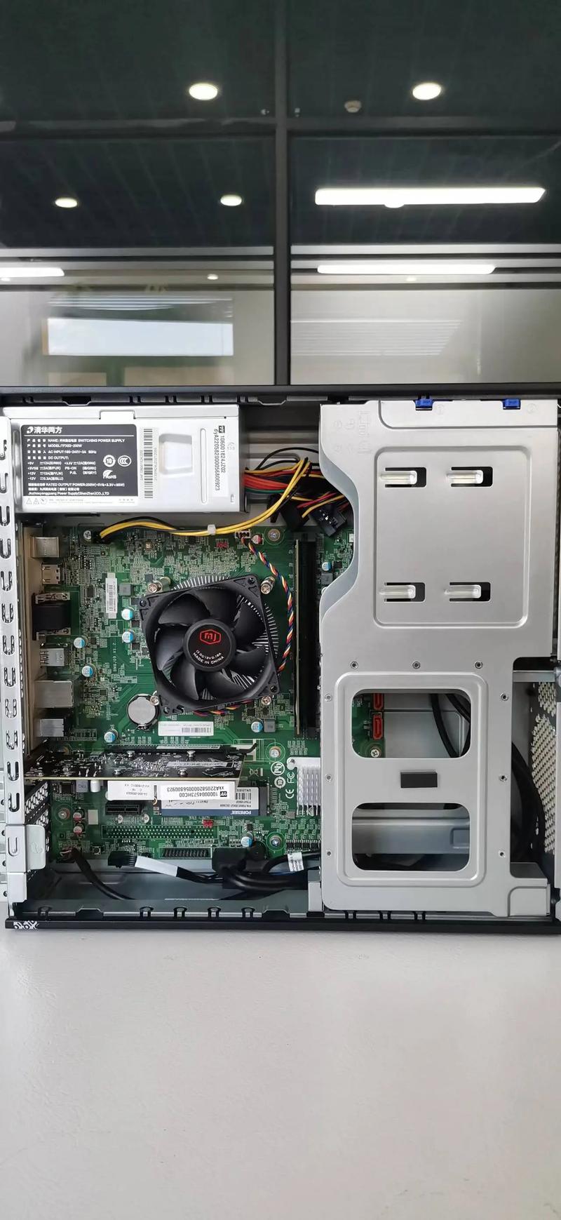 购物场景，展示键盘包装和购买决策