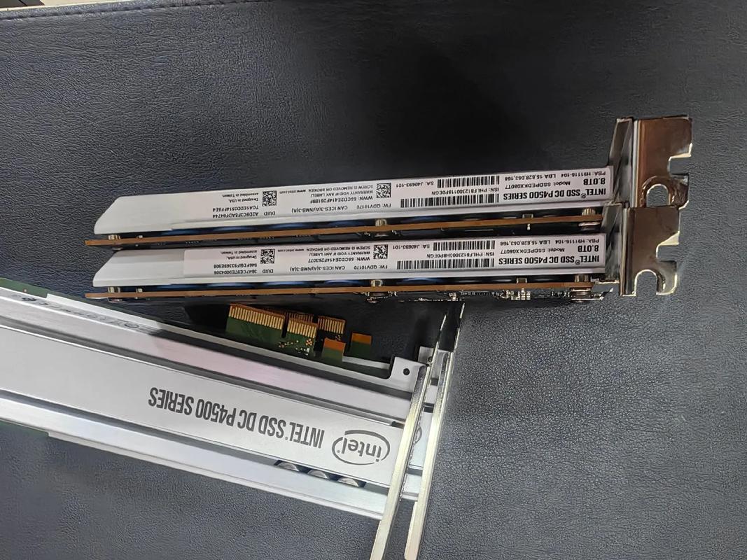 电脑硬件安装场景