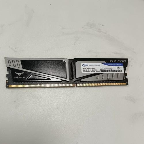 内存条安装在主板插槽上的场景