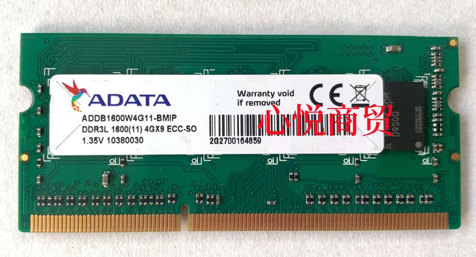 电脑硬件内部视图，内存插槽和组件