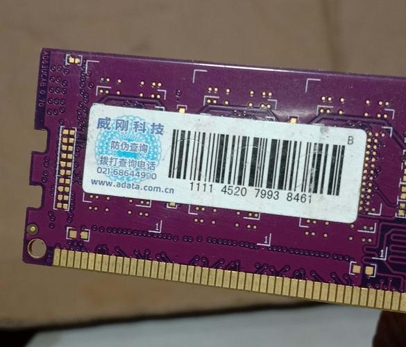 多任务办公场景，电脑屏幕运行多个程序