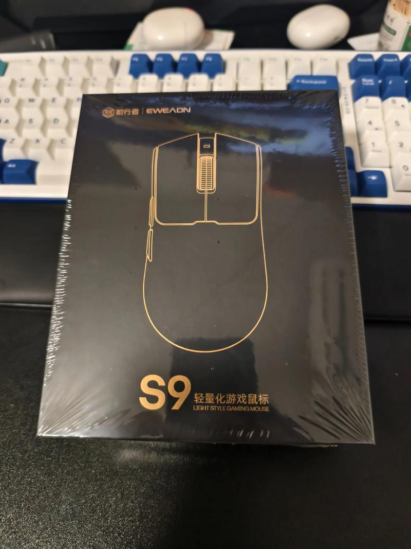 黑色游戏鼠标对称设计特写