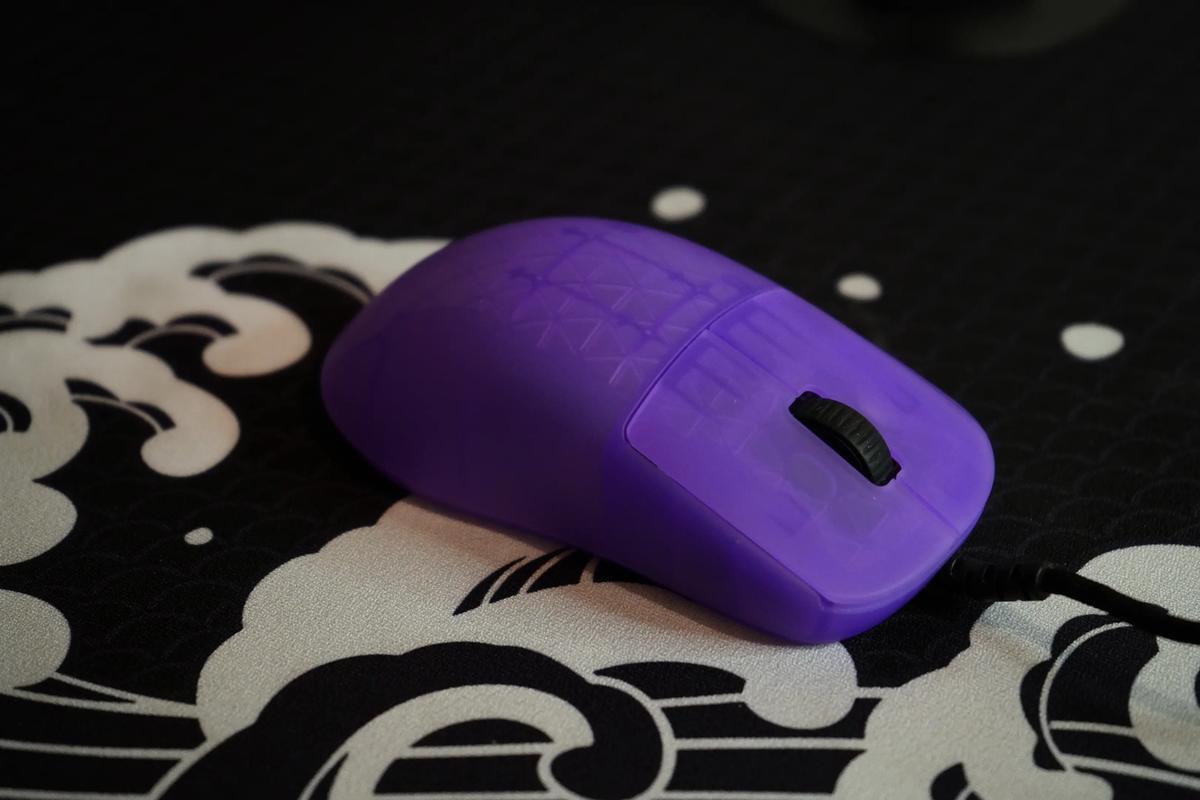 鼠标细节特写，突出材质和按键布局