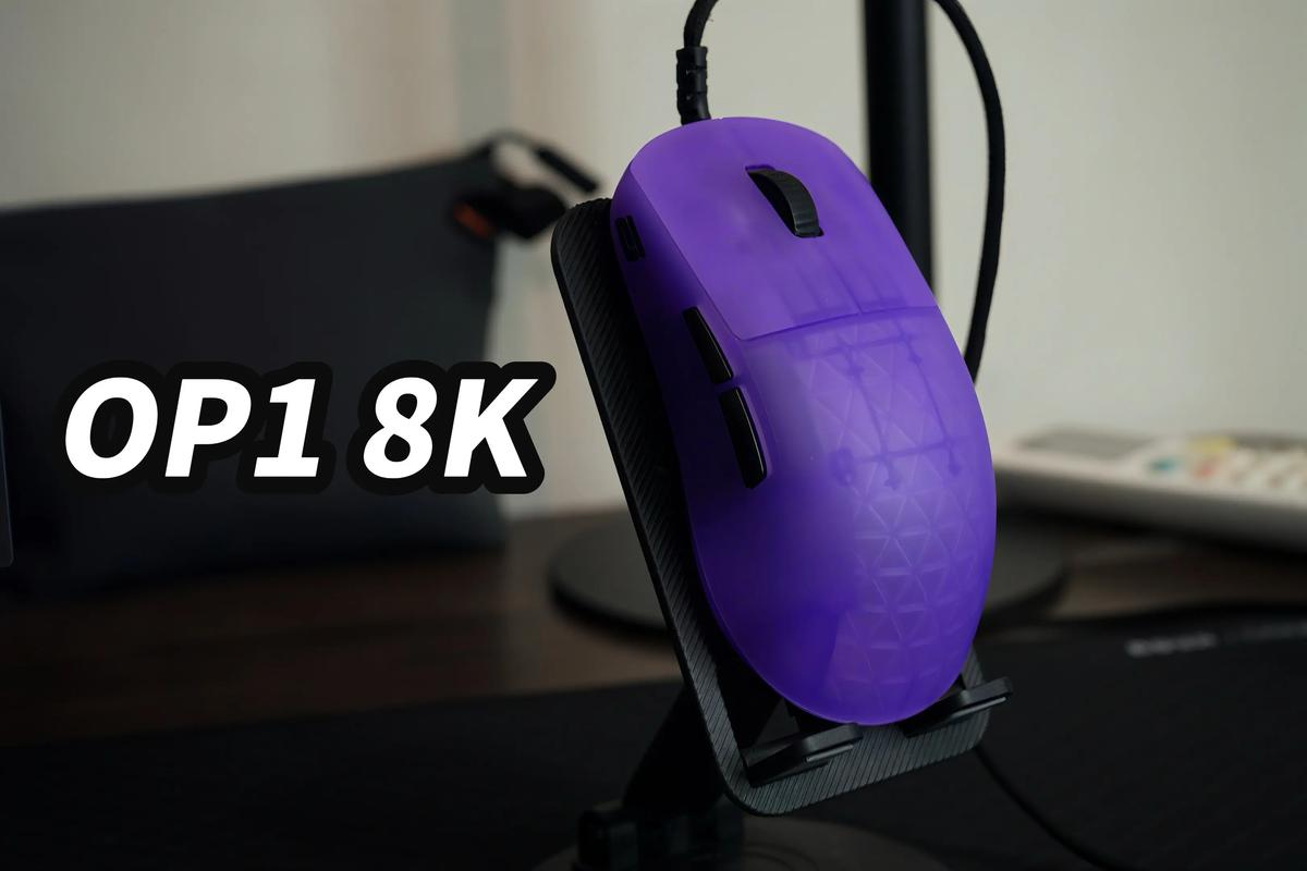 电竞鼠标外观设计，展示简约线条和握持手感