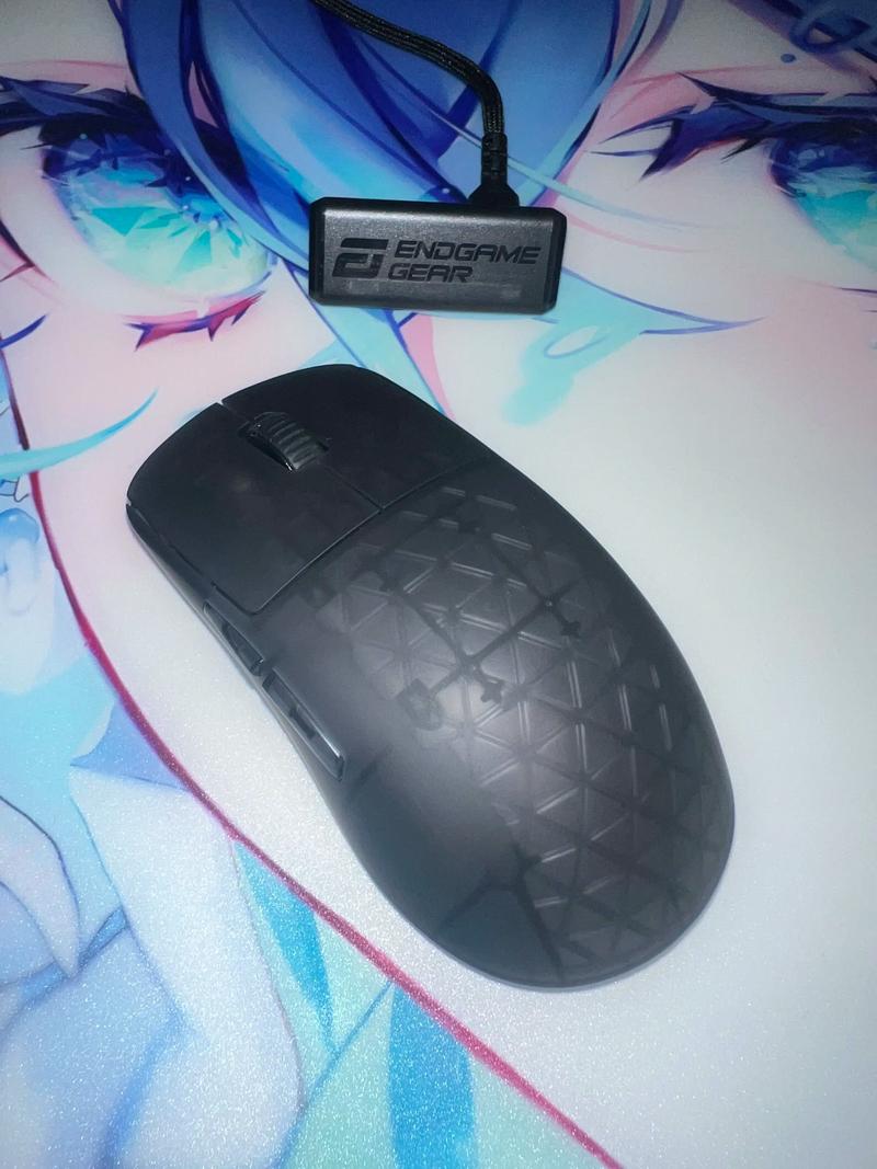 电脑 USB 接口和线缆连接，展示有线供电