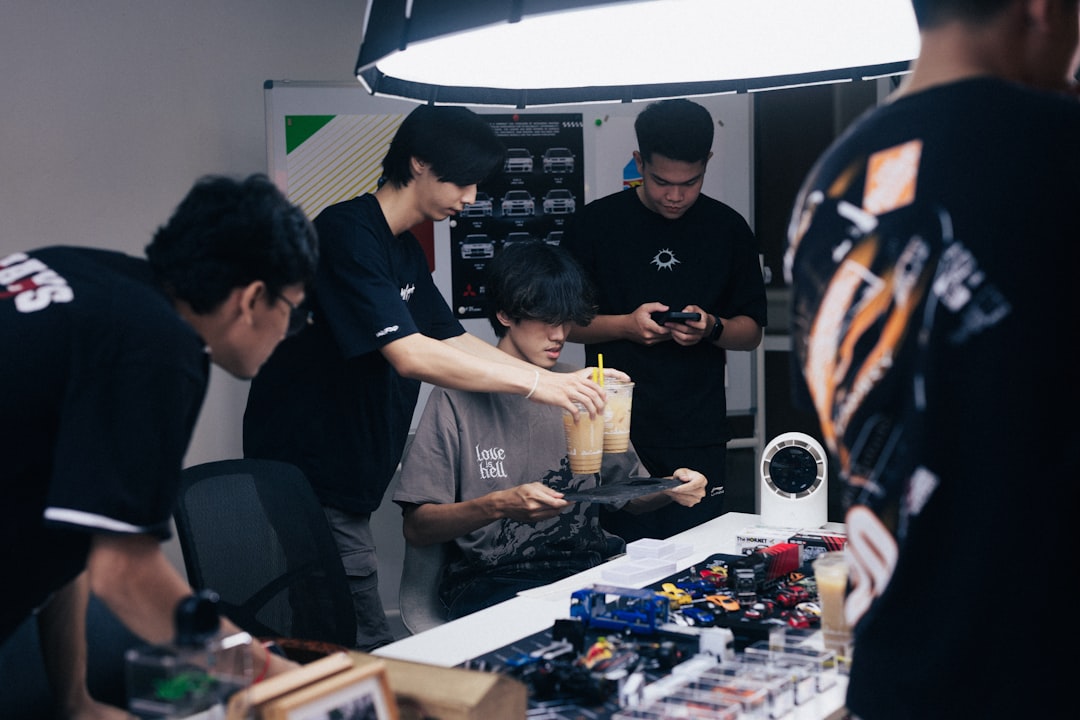 玩家使用鼠标的舒适握持，突出人体工学建议