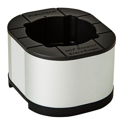 消费者在电脑前选择硬件产品